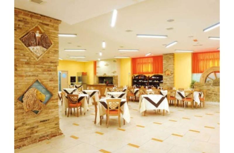 Hotel Cristina Rocca San Giovanni Bagian luar foto